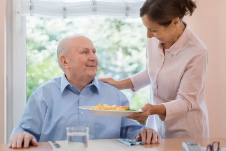 Aide aux personnes âgées : tout ce qu'il faut savoir sur l'aide à domicile et les services