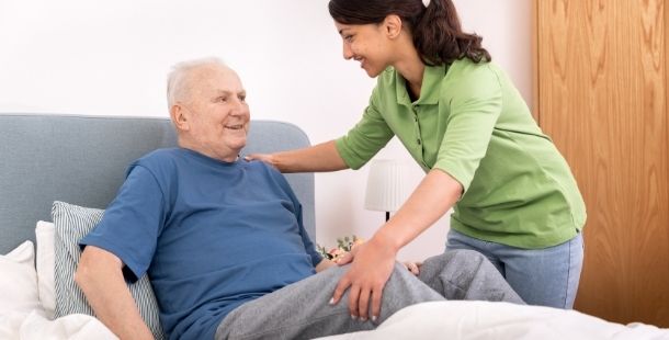 Aide au coucher aide à domicile personnes âgées - Proxidom Services